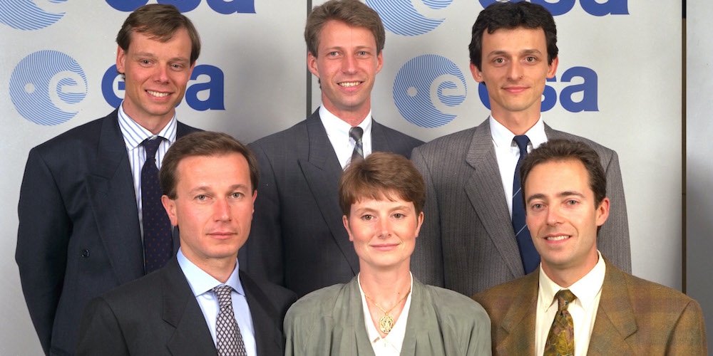 De in 1992 geselecteerde zes nieuwe ESA-astronauten waaronder de Belgische arts Marianne Merchez (onderaan midden).