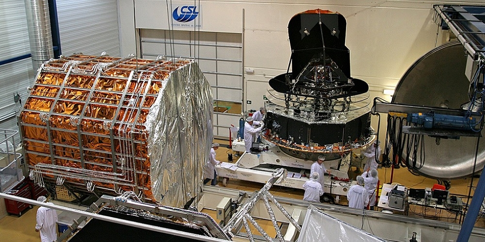 De Europese Planck satelliet wordt getest in het Centre Spatial de Liège (CSL)