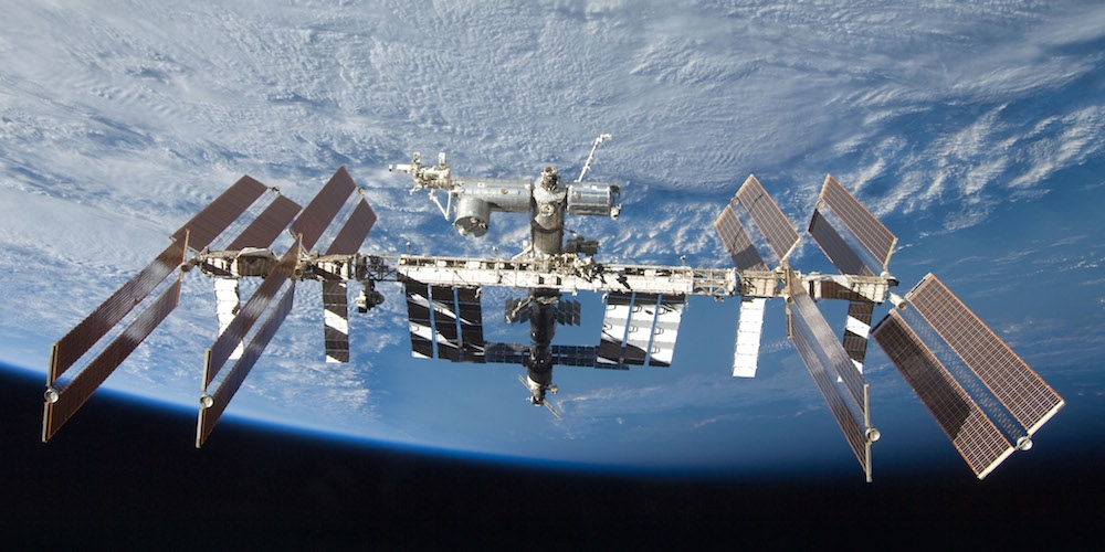 Het internationaal ruimtestation ISS in een baan om de Aarde