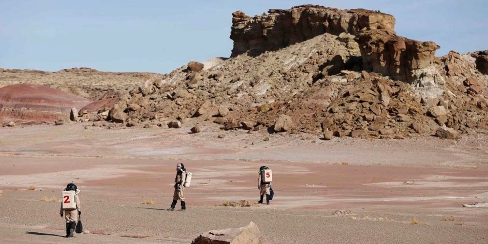 Een gesimuleerde ruimtewandeling nabij het Mars Desert Research Station in Utah