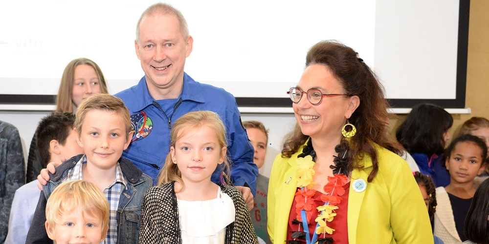 Frank De Winne en Sarah Baatout van het SCK-CEN met leerlingen van de International School in Mol.