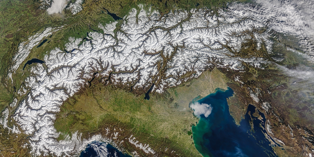 De Alpen in de zomer gezien vanuit de ruimte. 