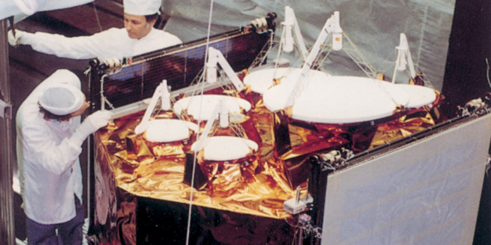 De Orbital Test Satellite wordt klaargemaakt voor zijn lancering