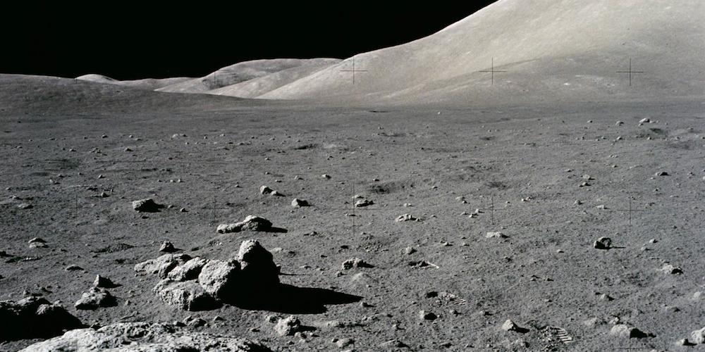 Het Maanoppervlak gefotografeerd door de Amerikaanse Apollo astronauten