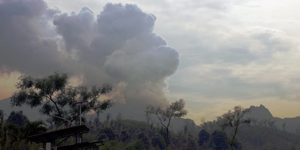 Uitbarsting van de vulkaan Kelut op het eiland Java