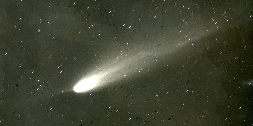 Foto gemaakt in 1957 van de komeet Arend-Roland.