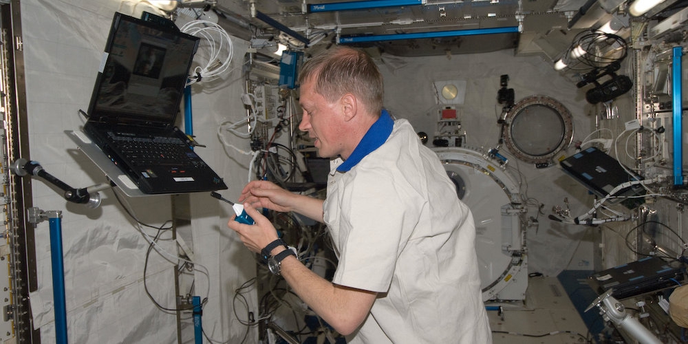 Frank De Winne aan boord van het ruimtestation.