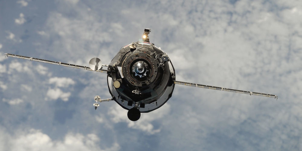 Een Russisch Progress bevoorradingstuig koppelt zich aan het ISS