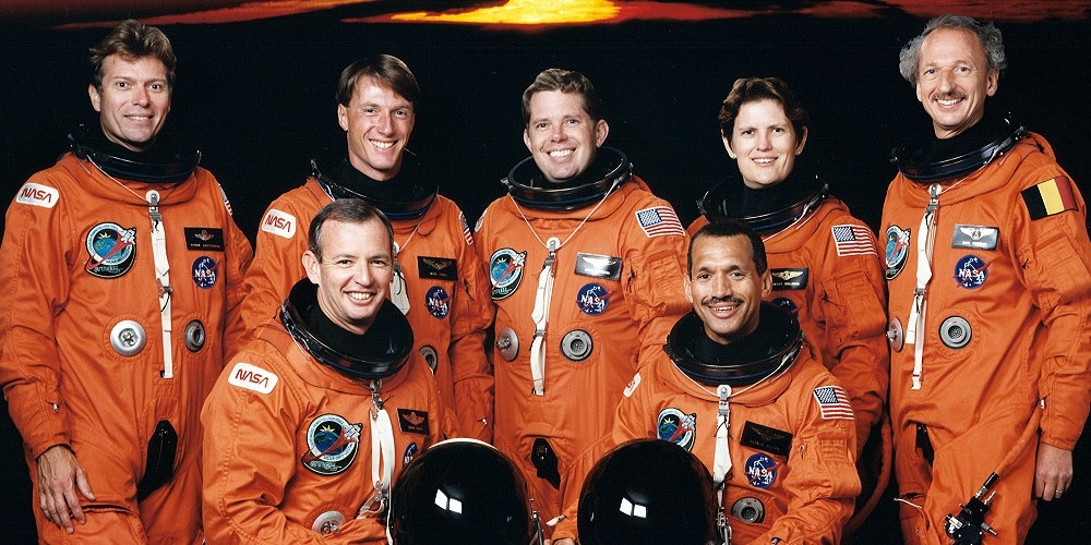 De STS-45 bemanning