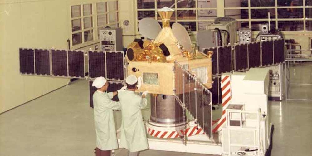 Een Symphonie satelliet wordt klaargemaakt voor zijn lancering