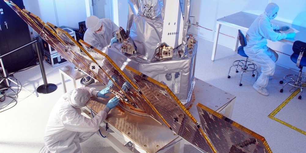 Ingenieurs werken aan een satelliet in een zogenaamde 'clean room'