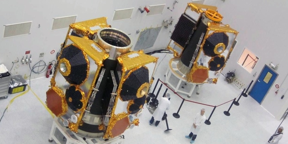 De zes Globalstar satellieten worden klaargemaakt voor lancering