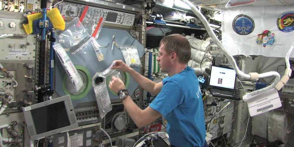 Frank De Winne aan boord van het ISS.