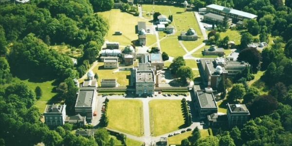 Luchtfoto van de Koninklijke Sterrenwacht van België