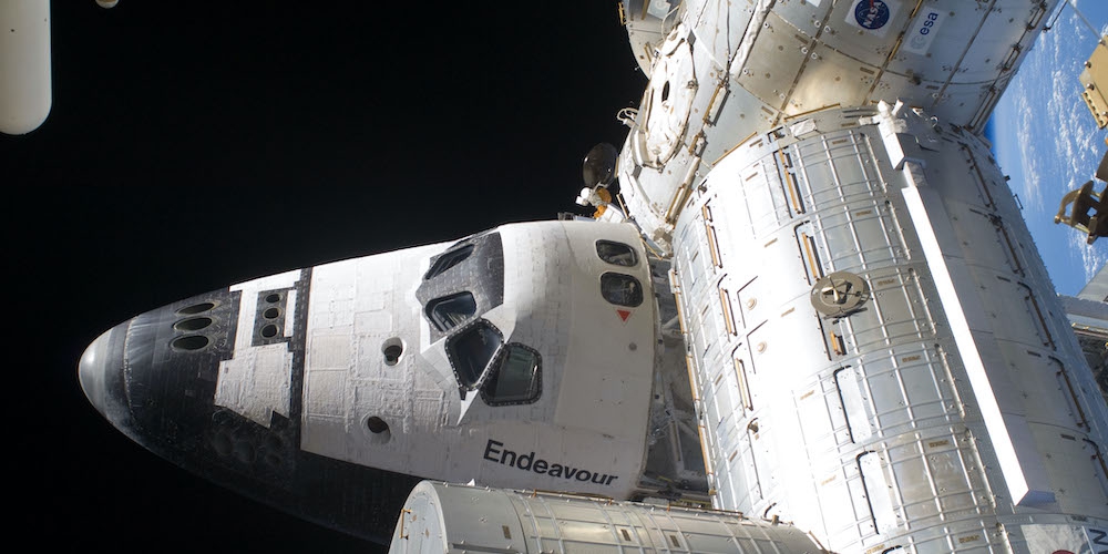Het ruimteveer Endeavour gekoppeld aan het ISS.