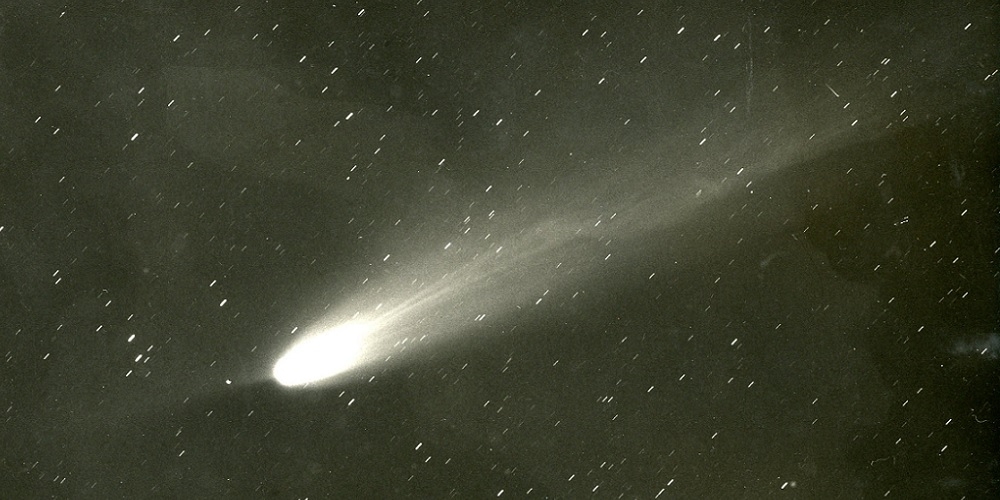 Komeet Arend-Roland gefotografeerd in 1957 met de Thorrowgood Telescope van het Cambridge Observatory