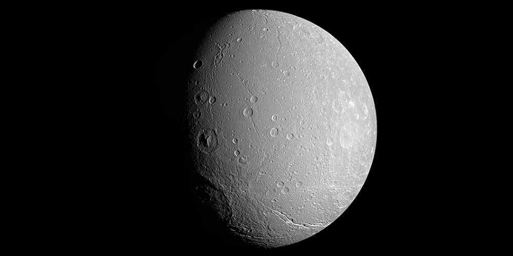 De Saturnusmaan Dione, gefotografeerd door de ruimtesonde Cassini