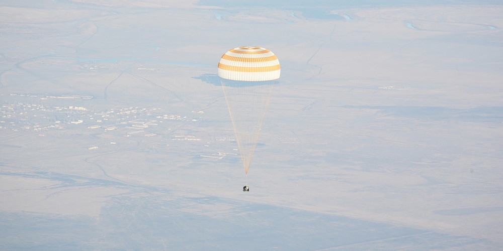 De landing van een bemande Soyuz ruimtecapsule