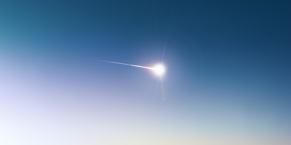 Artistieke impressie van een meteoriet die neerkomt op Aarde