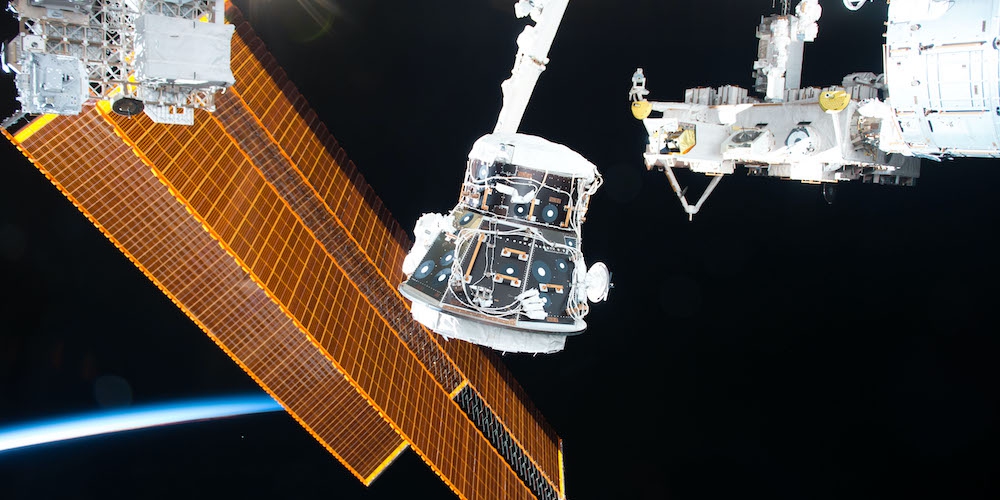 De Pressurized Mating Adapter 3 wordt vastgegrepen door de robotarm van het ISS.