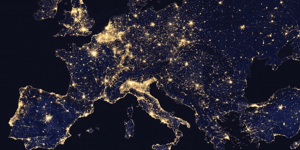 Europa bij nacht gezien vanuit de ruimte.