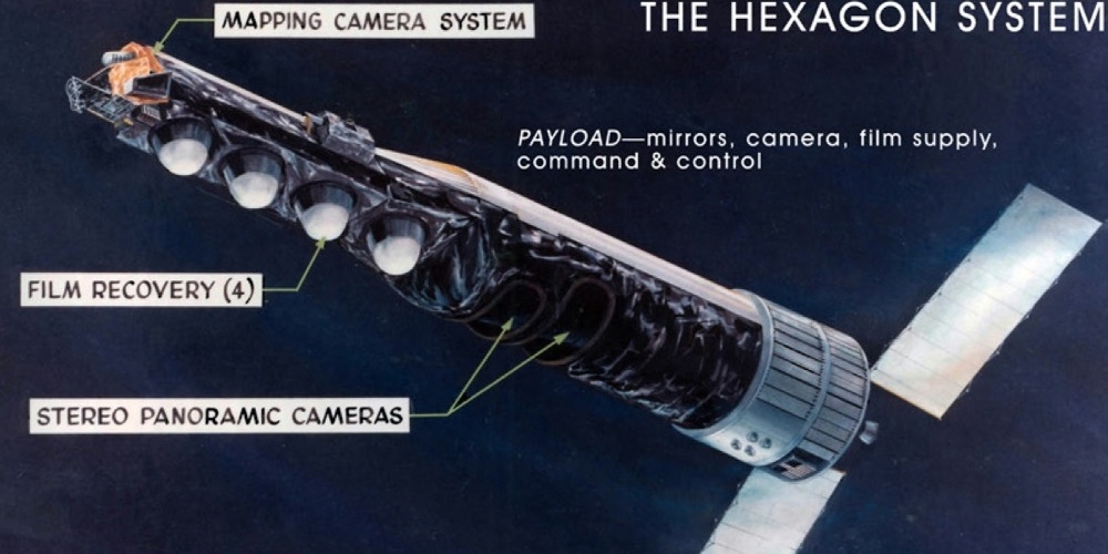 Artistieke impressie van een KH-9 HEXAGON spionagesatelliet