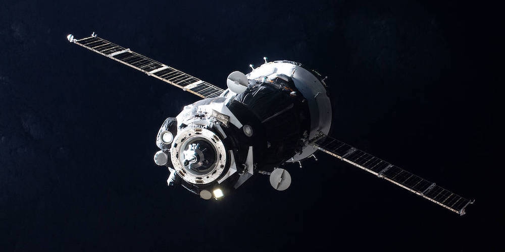 Een Soyuz ruimtetuig nabij het internationale ruimtestation ISS.