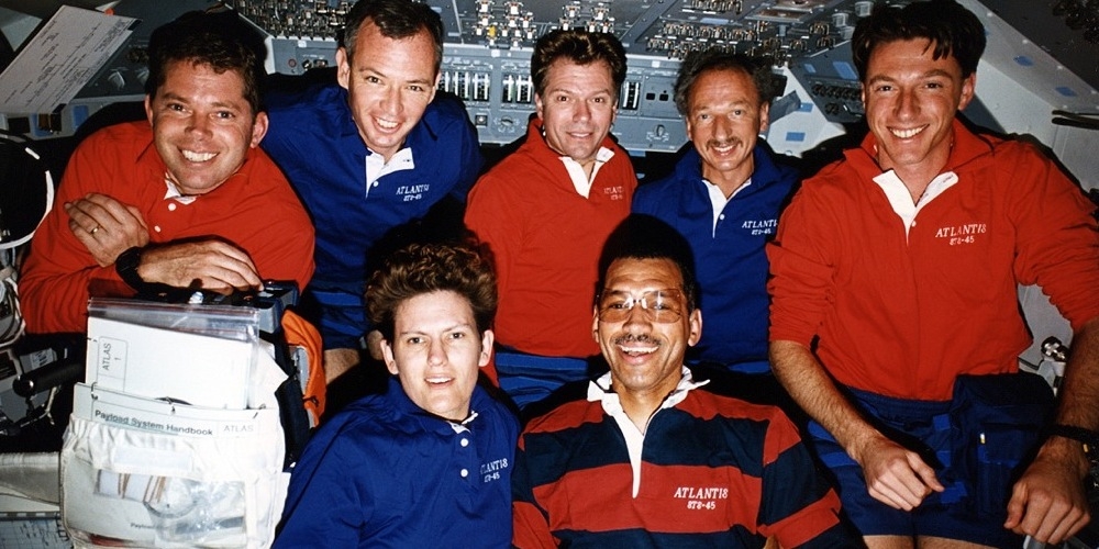 STS-45 bemanning